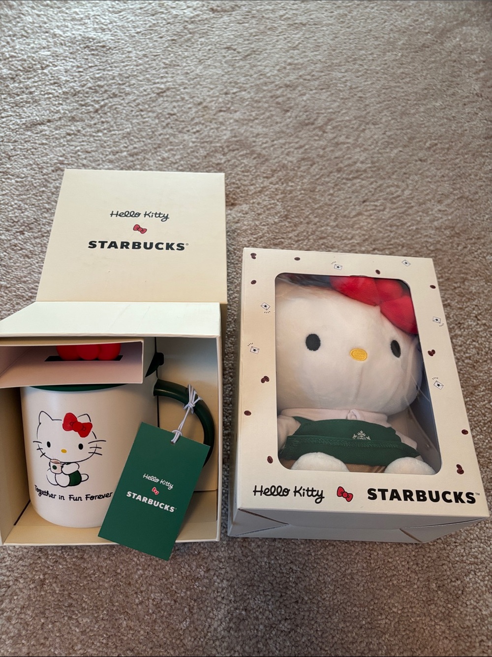 Hello Kitty Starbucks Box in Cream and Red collab nwt